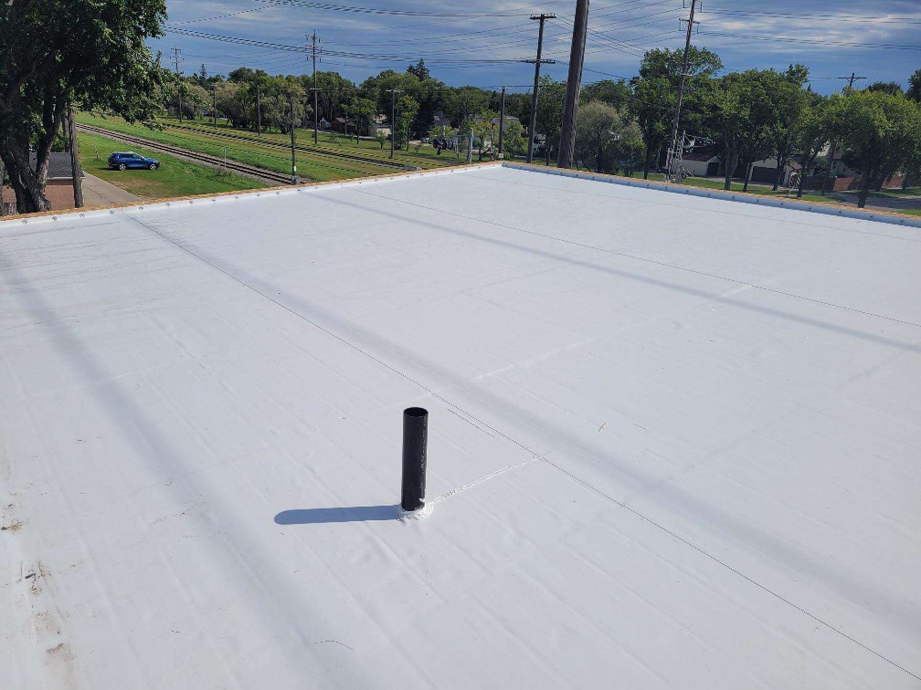 Explore metal roofing Orlando benefits vs shingles. Compare costs, durability in Florida heat, and TPO options. Get Zee's expert guide for Central Florida homes.